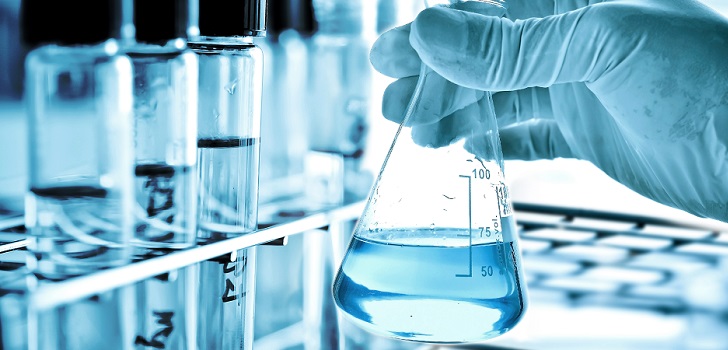 Imagen de un trabajador en un laboratorio farmacéutico La industria farmacéutica acelera y eleva su facturación un 2,2% en julio